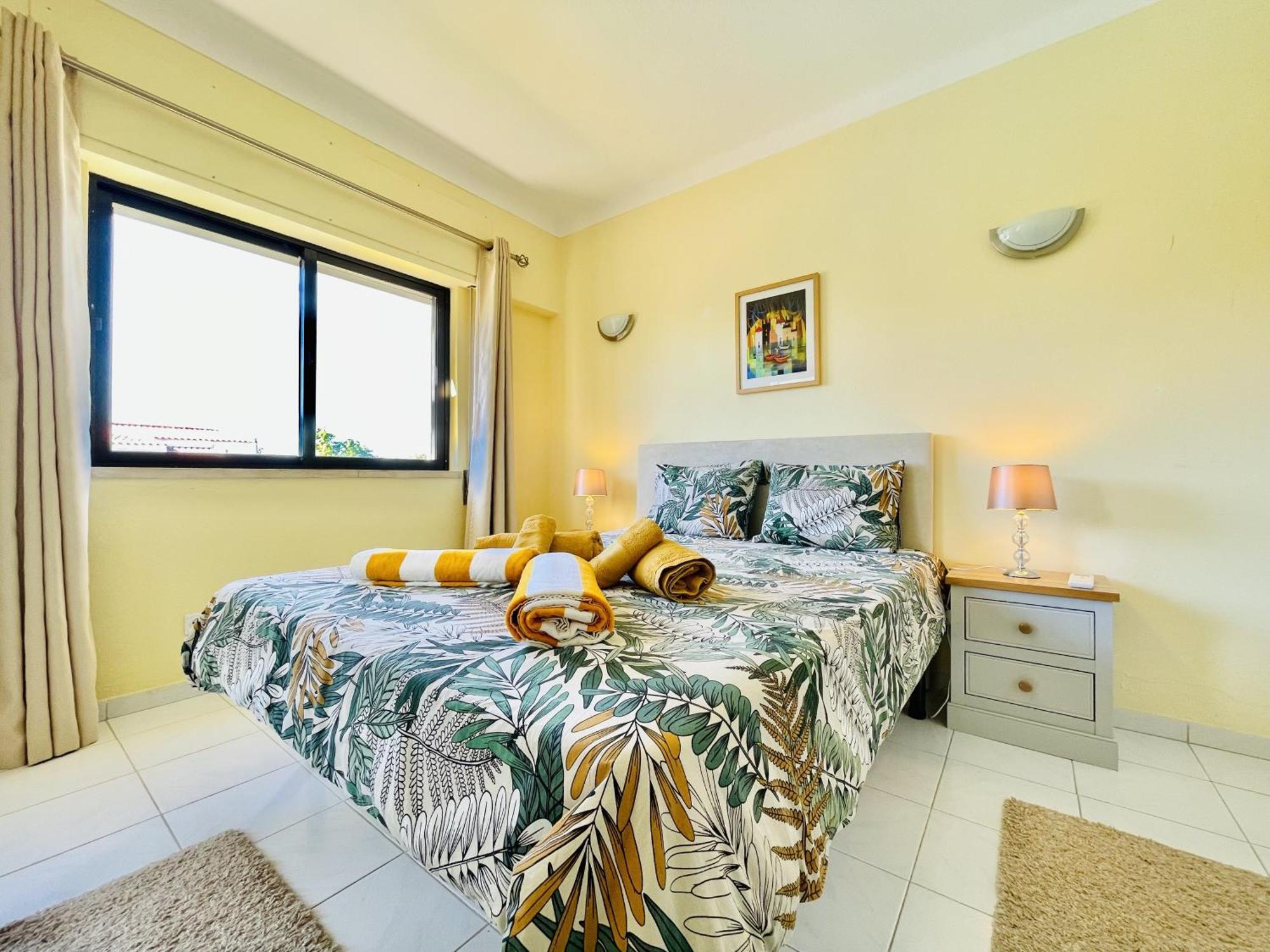 Agradavel Apartamento T1 Em Condominio Com Piscina Estômbar Esterno foto